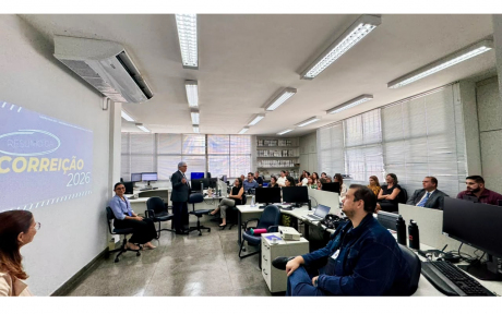 Na foto, o corregedor, de pé, apresenta dados para vários adultos sentados numa sala