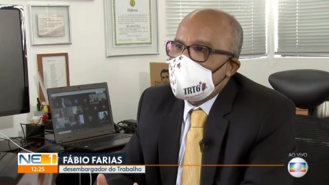 Des. Fábio Farias em entrevista para TV. O magistrado usa máscara