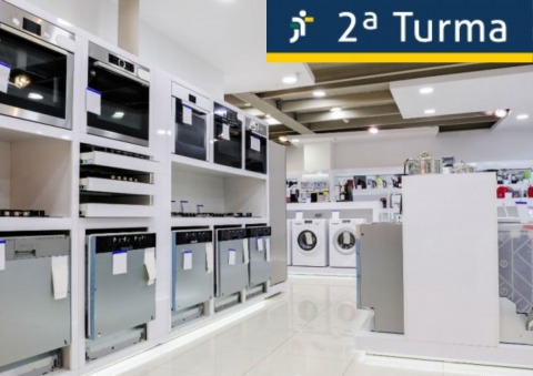 Foto de uma loja de eletroeletrônicos. No topo, há o texto 2ª Turma