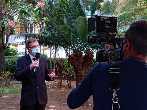 Fotografia do juiz Eduardo Câmara em entrevista