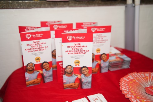 Foto com detalhe de stand de programa de aprendizagem