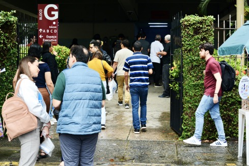 Foto da entrada de estudantes para fazer a prova do Enam 2026