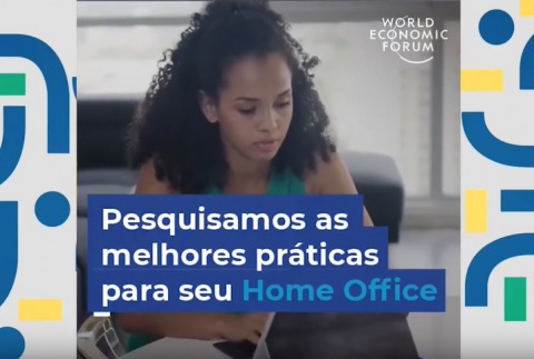 Mulher trabalhando em um computador. Na frente há uma barra com o texto &quot;Pesquisamos as melhores práticas para seu home office&quot;