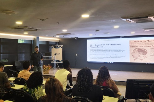Foto da visita de estudantes da IESO ao Memorial do TRT-6