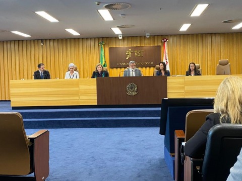 Foto de uma conferência no auditório do TST