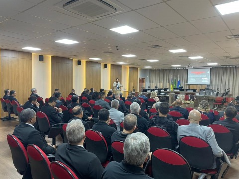 fotografia pessoas em um auditório assistindo a uma palestra