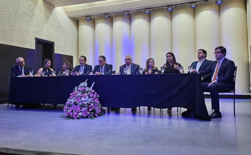foto de autoridades em uma mesa de honra