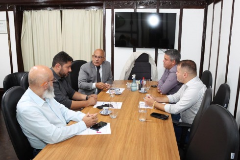 fotografia de autoridades em uma reunião