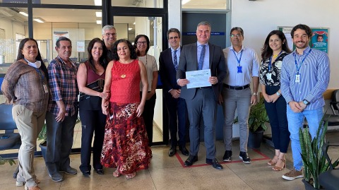 foto da equipe da Correição e da 1ª VT de Ipojuca - As pessoas estão em pé, em frente a uma porta de vidro