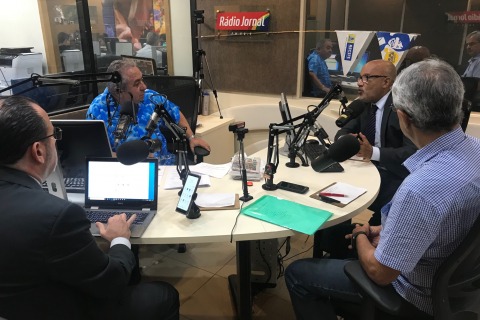 Fotografia de pessoas em um debate em um programa de rádio