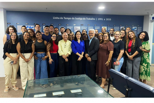 Foto da visita de estudantes da IESO ao Memorial do TRT-6