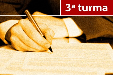 Ilustração com a mão de uma pessoa escrevendo. No topo da imagem há o texto &quot;3ª Turma&quot;