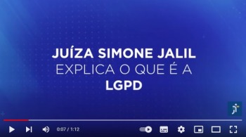 Ilustração de um vídeo do YouTube - fundo azul e texto Juíza Simone Jalil explica o que é a LGPD