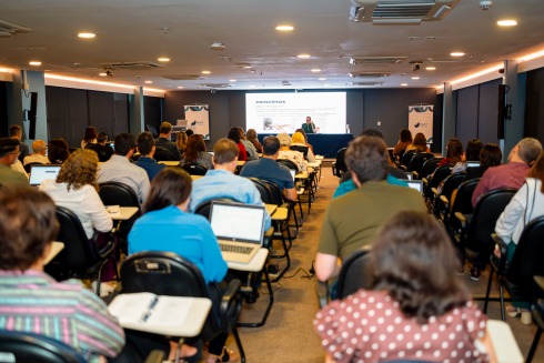 Foto mostra o auditório lotado