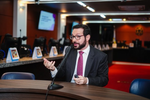 Foto da palestra “Interação entre precedentes vinculantes de TRTs e do TST”