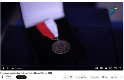 Imagem de um vídeo do YouTube que transmite a imagem de uma medalha