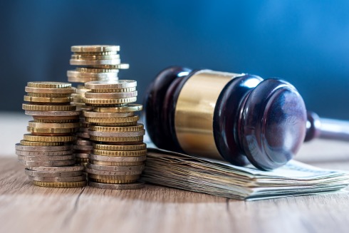 Moedas, dinheiro e martelo da justiça