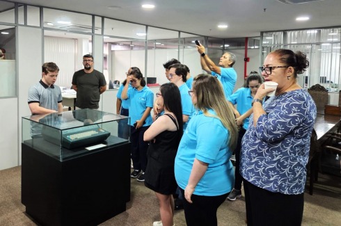 Foto da visita de jovens do Instituto Ateliê T21 ao Memorial da Justiça do Trabalho de Pernambuco