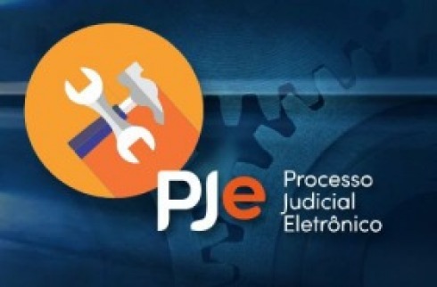 Card em fundo azul escuro com ilustração remetendo à manutenção e texto "PJe Processo Judicial Eletrônico"