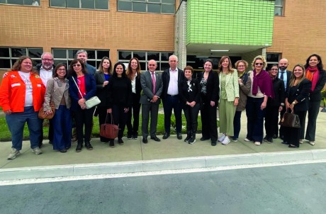 Na foto, aparece um grupo de 19 adultos perfilados num pátio