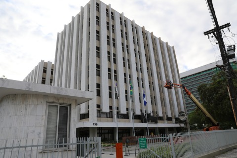 foto da fachada em obras do prédio sede
