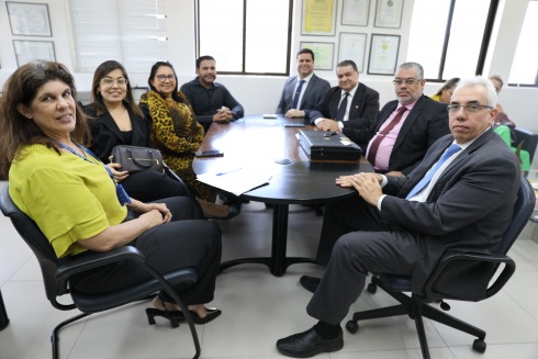 foto de várias pessoas em uma mesa de reunião