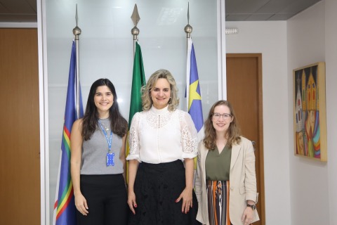 Foto da presidente Nise Pedroso ladeada por Mariana de Menezes e Simone Oliveira