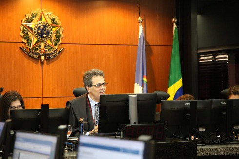 Fotografia do desembargador Ruy Salathiel presidindo o Pleno
