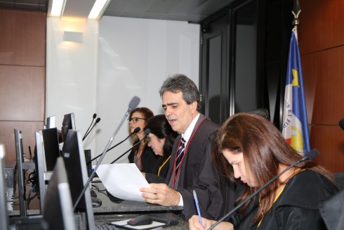fotografia do desembargador Ruy Salathiel falando no tribunal Pleno
