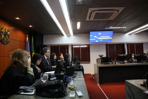 fotografia do presidente Ruy Salathiel falando ao microfone na sala de sessões do Pleno