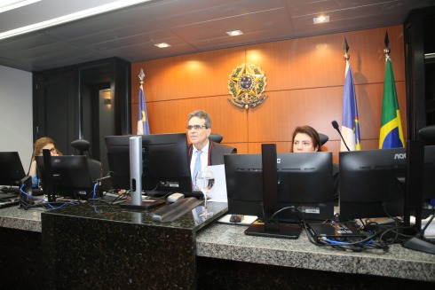 fotografia da bancada do Pleno, com o presidente do TRT-6, a procuradora-chefe e a secretária da sessão