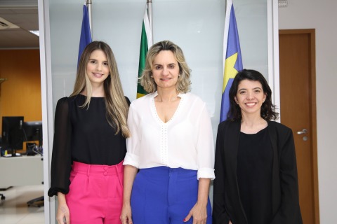 fotografia da desembargadora Nise Pedroso ladeada pelas novas servidoras