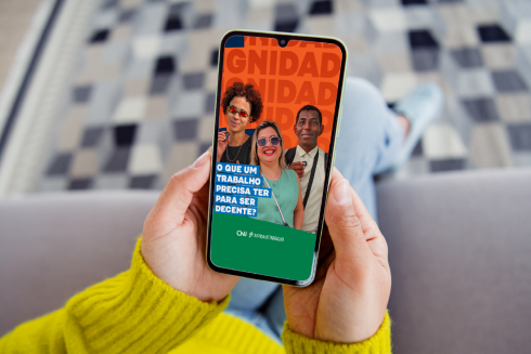 Foto mostra uma tela de celular com o texto "o que um trabalho precisa ter para ser decente?