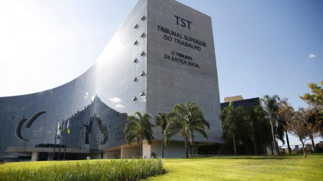 Fotografia da fachada externa do TST em Brasília, DF