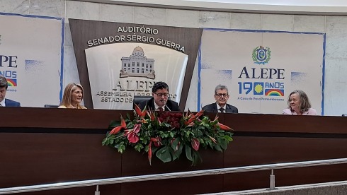 Foto de autoridades sentadas à mesa de honra da Alepe