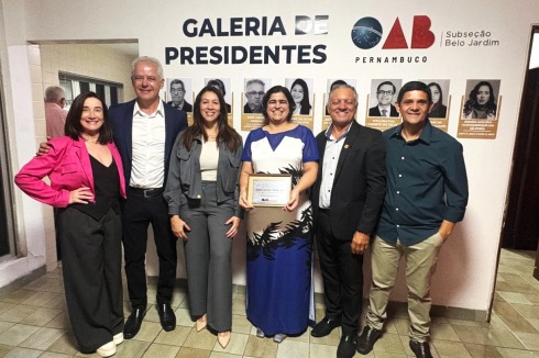 Foto da premiação da juíza Renata Nobrega da Vara do Trabalho de Belo Jardim