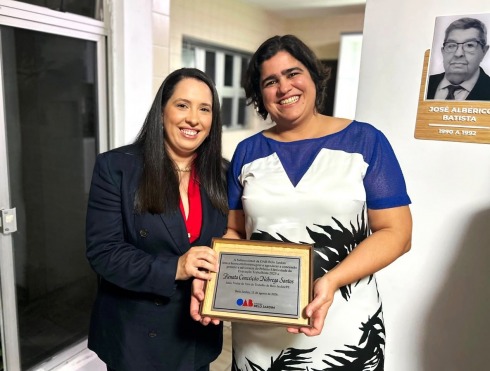 Foto da premiação da juíza Renata Nobrega da Vara do Trabalho de Belo Jardim