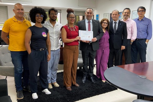 Foto da entrega da Moção de Aplausos ao desembargador ibrahim Alves