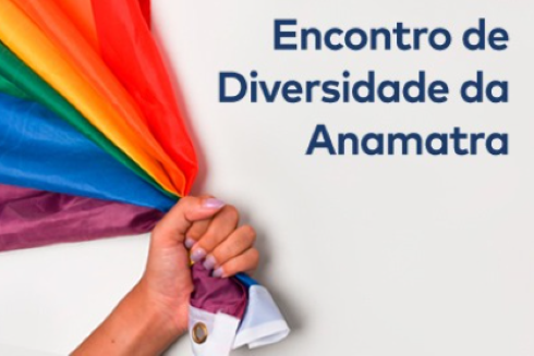 are mão segurando lenços coloridos