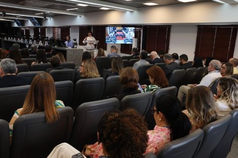 foto plateia de costas