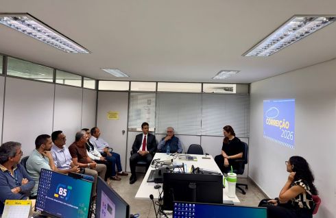 foto pessoas reunidas na sala de audiência da vara