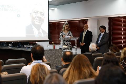 foto da desembargadora Nise Pedrosa falando em um auditório