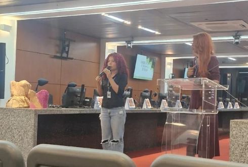 foto duas jovens em pé palestrando