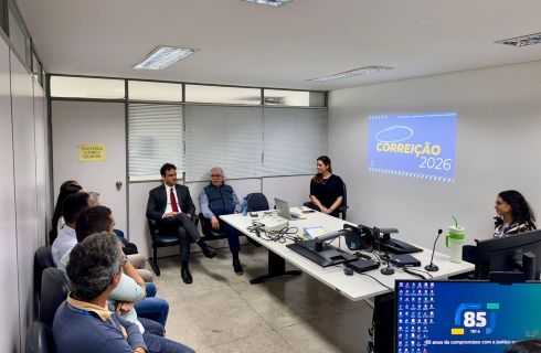 foto pessoas reunidas na sala de audiência da vara