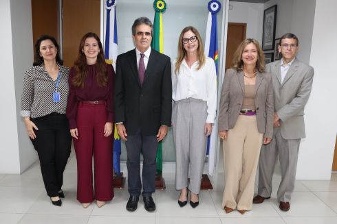 foto seis pessoas em pé no gabinete posando