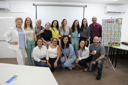 foto de toda a turma, quatorze pessoas, posando