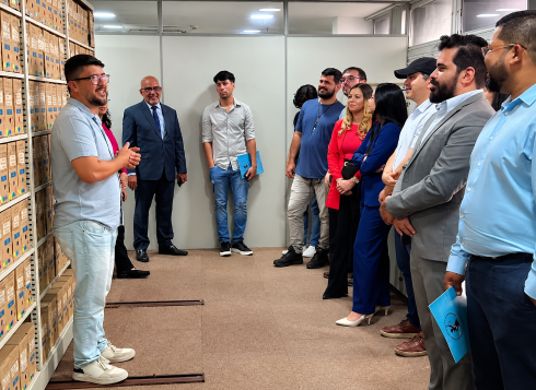 foto grupo de estudantes em pé ouvindo explicações do chefe local