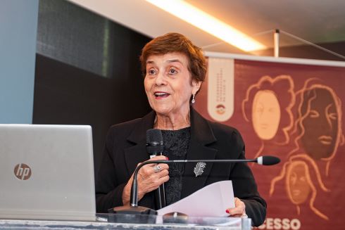 foto de mulher falando no púlpito