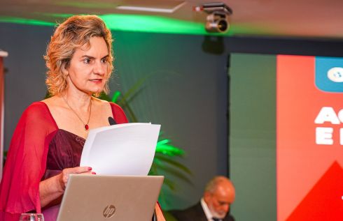 foto mulher falando no púlpito