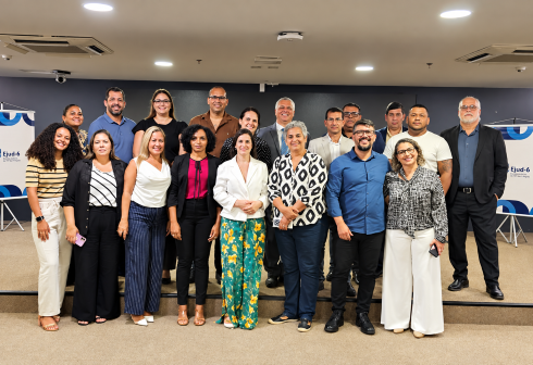 grupo de estudantes em pé posando para foto